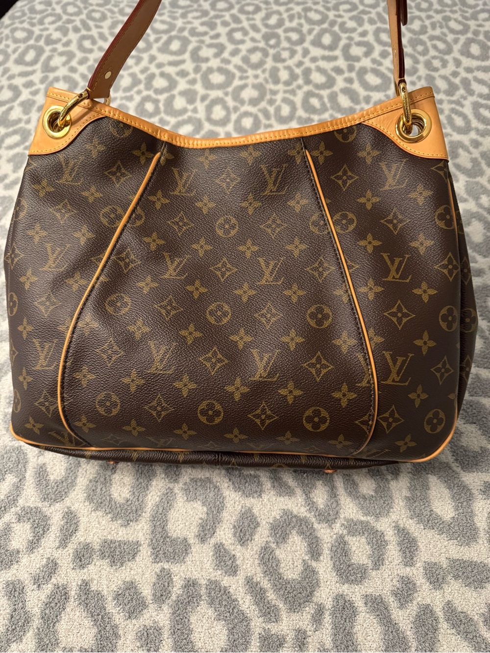 Louis Vuitton Galliera PM Monogram Shoulder Bag - Picture 2 of 13